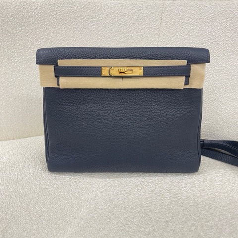 Hermes 愛馬仕 Kelly ado背包 午夜藍 金扣 刻印：c刻 附件：無 。