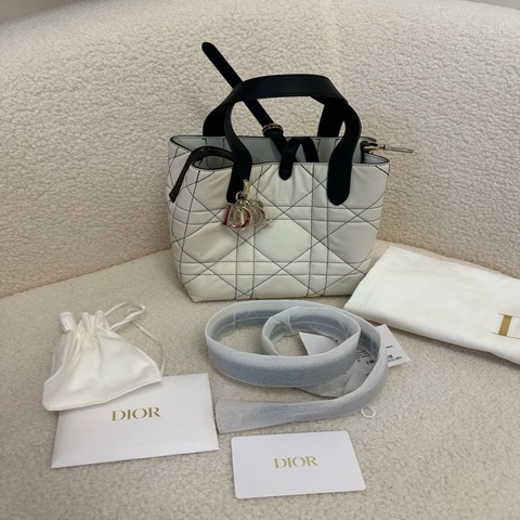 迪奥/Dior 小號 Dior Toujours 豎版手袋，白色牛皮革超大藤格紋搭配對比鮮明的黑色緝面線，18.5 x 18.5 x 12 cm，專櫃價 28,000。