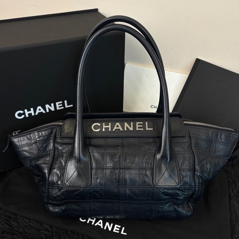 chanel香奈兒 深藍色餃子包 11開 尺碼35x7x20。