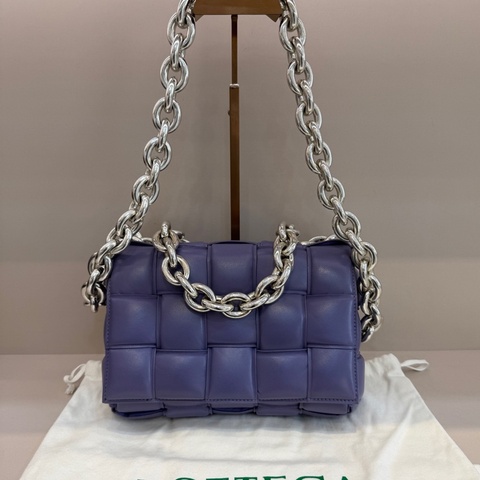 Bottega Veneta/葆蝶家 Padded Cassette 紫色15格鏈條枕頭包，98新