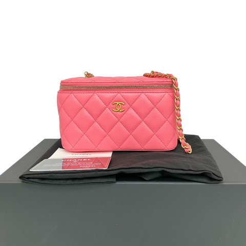 △ CHANEL 香奈兒 Pink Lambskin Gold Tone Metal Gold Ball Chain No.32 Vanity Case 粉紅色小羊皮金色金屬No.32化妝箱 AP2303-267012245