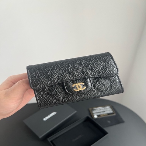 99新 Chanel香奈兒魚子醬卡包，27開有卡，配件：盒子、塵袋