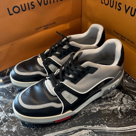 路易威登/LOUIS VUITTON Trainer 徽標籤名 低幫 時尚板鞋 男女同款 黑灰 8碼  42碼