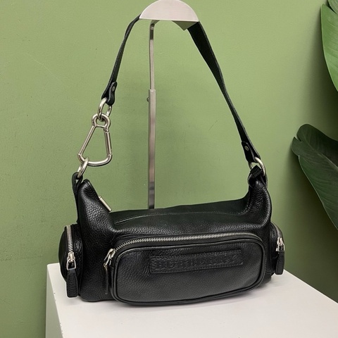 Burberry巴寶莉機車腋下包 尺寸30*16*11。
