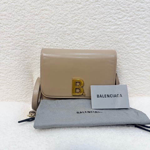 Balenciaga 奶茶色小牛皮金釦風琴小方包