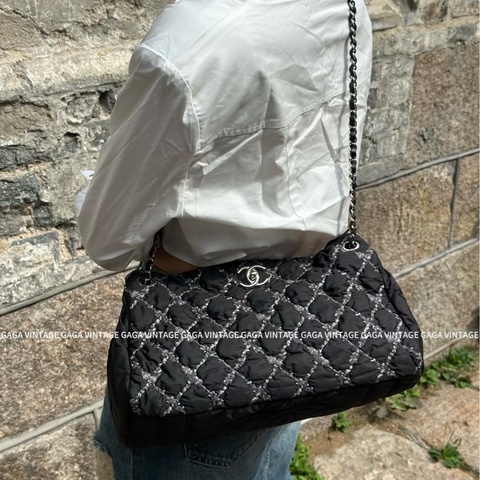Chanel • 經典黑銀外縫線尼龍雲朵包