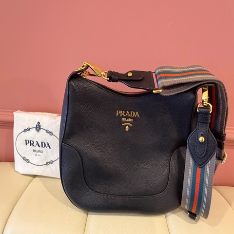 Prada 經典 Vitello Phenix 黑色LOGO 流浪包/新月包  荔枝紋牛皮金色浮雕