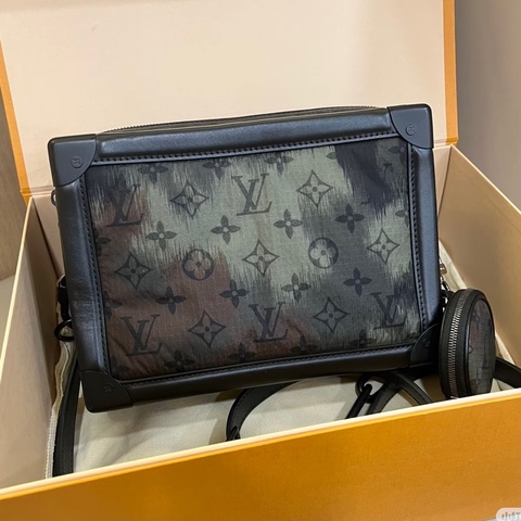 Louis Vuitton • 秀款限量迷彩老花Soft Trunk盒子包