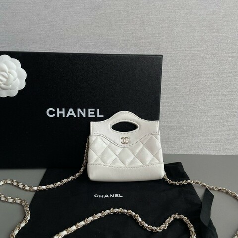 Chanel香奈兒 31bag nano 
白色金扣單肩斜挎包 99新 芯片款
尺寸：12×10
附件：防塵袋 盒子