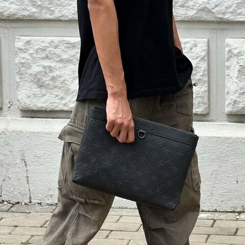 Louis Vuitton -黑色牛皮Shadow壓紋一字拉鍊手拿包