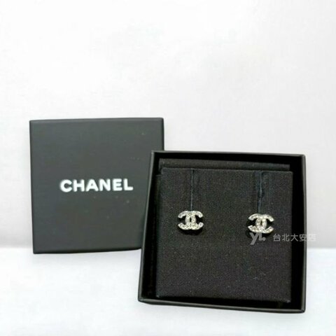 A13272-CHANEL 銀色迷你雙C排鑽耳環