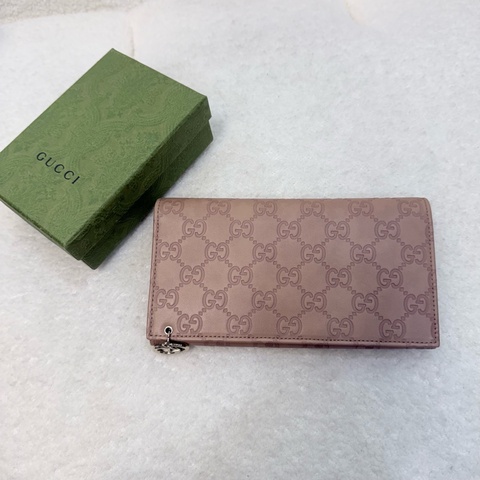 Gucci藕色壓紋牛皮下蓋雙G吊飾長夾