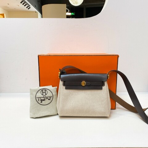 w刻Hermes爱马仕Herbag mini乌木色拼帆布斜挎包20*15*6