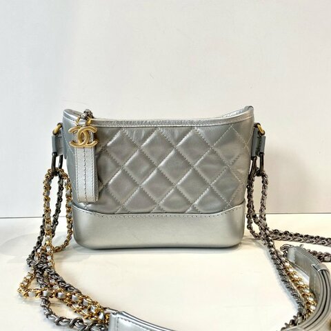 CHANEL 經典 Gabrielle 太空銀 小牛皮 金銀 鏈帶 小型 流浪包 A91810