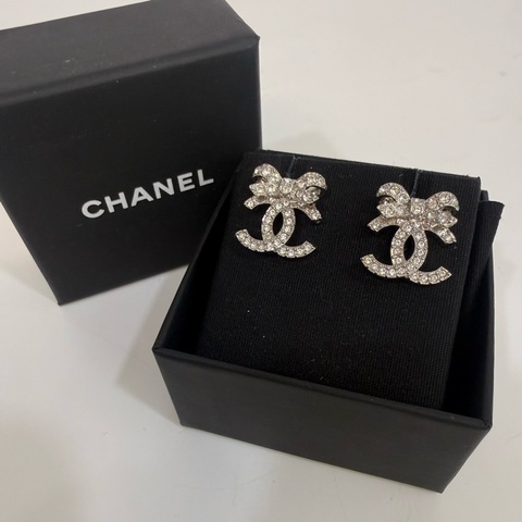 Chanel銀色水鑽蝴蝶結雙Clogo耳環