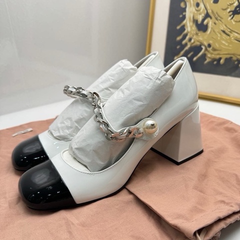 Miu Miu/繆繆 女士鏈條和仿珍珠飾皮革瑪麗珍高跟鞋 熊貓配色 36.5碼