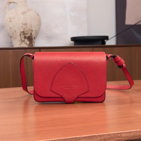 ❤️ 威選精品｜BURBERRY 紅色金扣荔枝紋牛皮肩背斜背包❤️ 威選精品｜BURBERRY 紅色金扣荔枝紋牛皮肩背斜背包