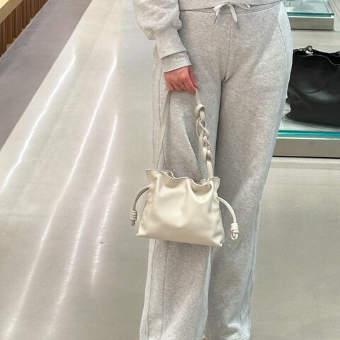 loewe mini福袋，奶油白 新款字母標 23.9*9*18cm 99新配件塵袋