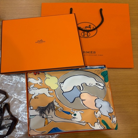 出價談_Hermes Mille et Un Lapins 90 手工捲邊斜紋真絲方巾(淺灰/米金)