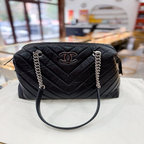 99新香奈兒Chanel 保齡球黑色V紋復古黑銀扣全牛皮鏈條包旅行袋26開 尺寸35*22cm