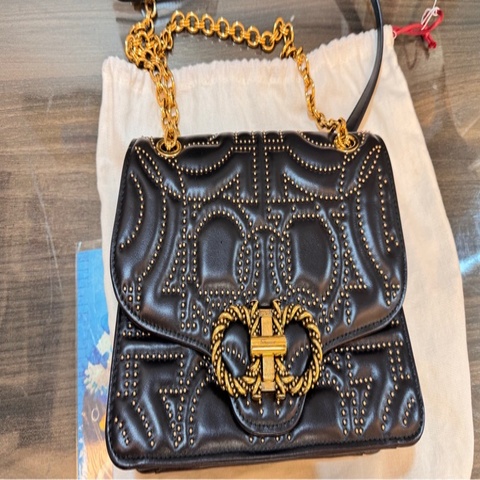 Salvatore Ferragamo 黑金鉚釘掀蓋鍊包