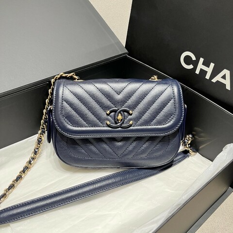 Chanel 藍色V紋郵差小豬包 肩背包斜背包
