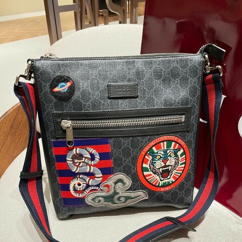 Gucci 黑色老花刺繡貼片郵差包