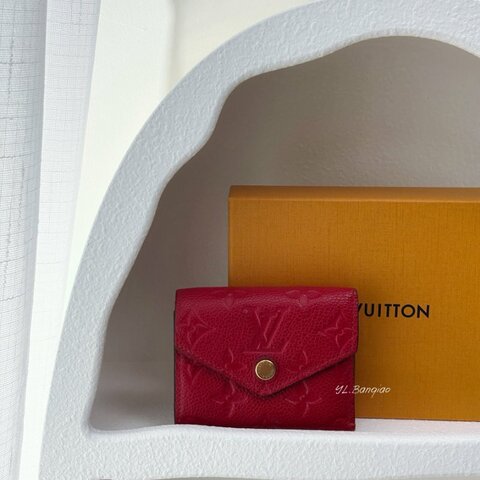 S5628-LV ZOE紅牛皮壓紋迷你三折M62935