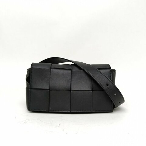 BOTTEGA VENETA Cassette腰包Mini黑色羊皮金扣肩背包