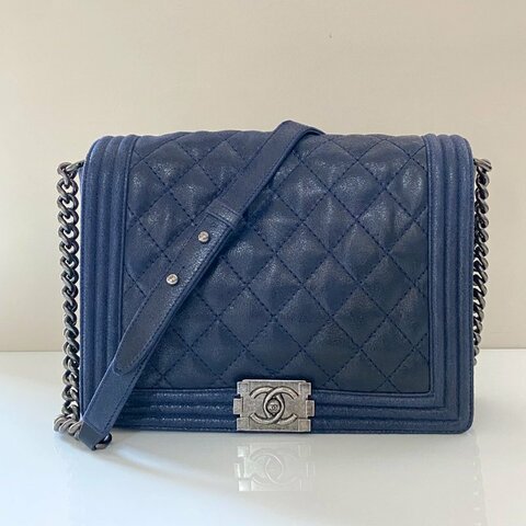 CHANEL Boy 深藍色 仿舊銀扣 亮麂皮 28cm 方型 斜背 肩背包
