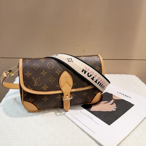 LV  Diane 法棍肩背斜背包