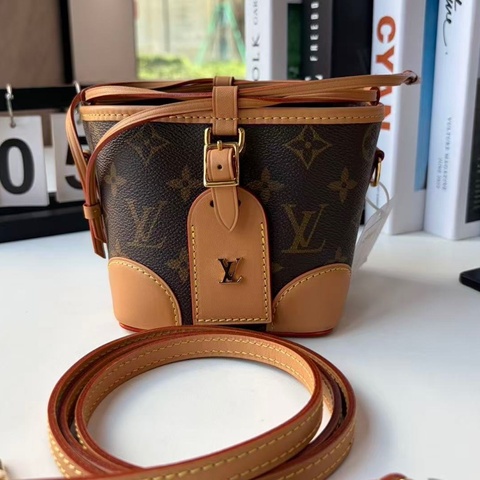 Louis Vuitton 路易威登 老花烧麦包，经典Monogram配色，芯片款，迷你尺寸，肩带可调节，斜挎单肩都能背