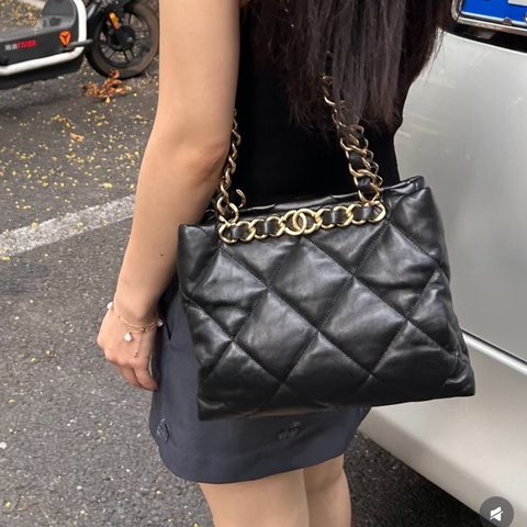 香奈兒Chanel 22B熔岩黑金 TOTE 單肩包，新款晶片