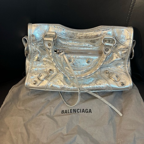 Balenciaga 巴黎世家 mini 機車包 銀色。