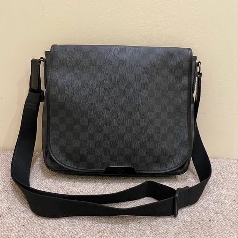 Louis Vuitton 路易威登經典黑棋盤格布魯克林男士郵差包中號  可斜挎單肩 肩帶可調節 尺寸：34x29x9cm。