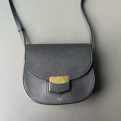 Celine 賽琳單肩包。