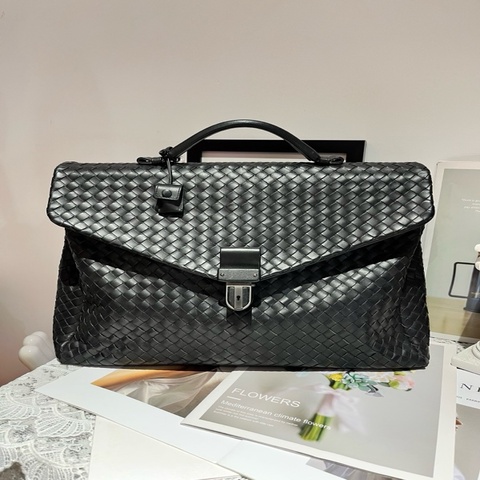 bv葆蝶家 Bottega Veneta 黑色牛皮編織手提公文包。