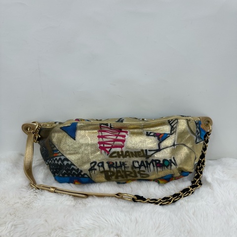 Chanel 香奈兒29 RUE CAMBON塗鴉腰包（2019巴黎紐約系列） 鐳射清楚 99新 這款包屬於香奈兒2019早秋高級手工坊「巴黎-紐約」埃及主題系列，是Karl Lagerfeld生前最後一季作品，限量且極具收藏價值。