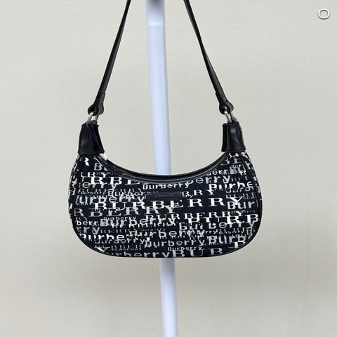 🖤 威選精品｜BURBERRY 滿版 Logo 帆布月牙腋下包 🖤