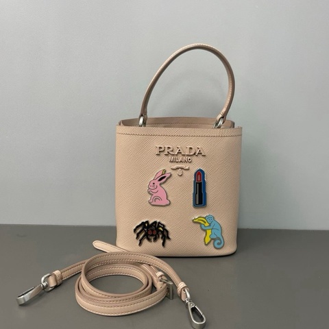 🤍 威選精品｜PRADA Panier 徽章限定水桶包 🤍