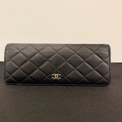 Chanel 黑羊皮銀釦對開8卡長夾
