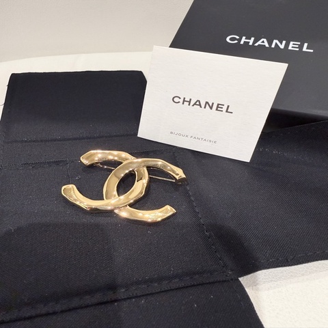 Chanel✨經典不規則雙Clogo胸針