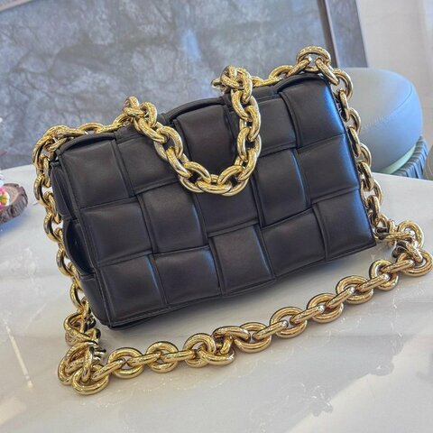 BOTTEGA VENETA The Chain Cassette 編織小羊皮鍊帶枕頭包