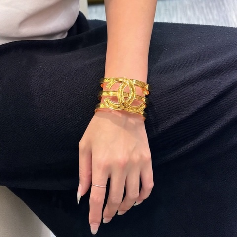CHANEL 收藏級單品 1994 年春季系列 復古金色鏤空雙 C 手鐲 IA211