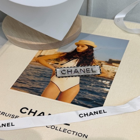 CHANEL 白色琺瑯文字LOGO胸針