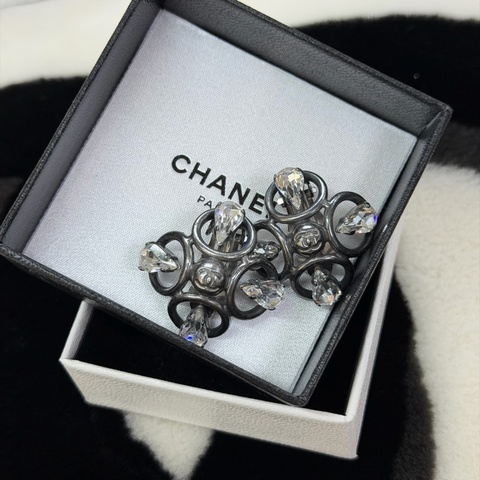 CHANEL 罕見稀有款 1996 春夏系列 復古做舊銀鏤空梨形水鑽四葉草耳夾 IA312