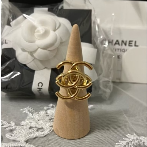 CHANEL 香奈兒《全新》26A Jennie同款雙C重疊戒指｜52號｜金色Logo｜全新全配｜專櫃正品
