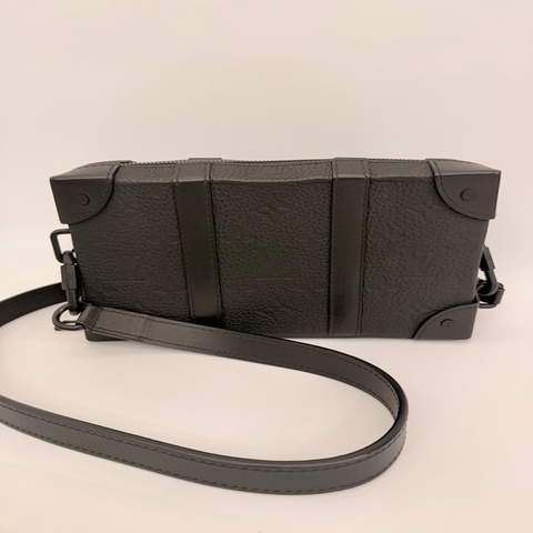LV SOFT TRUNK 黑牛皮logo斜背包晶片款