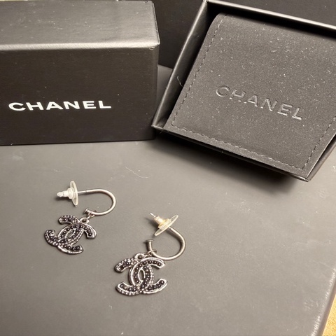 Chanel 的經典黑銀色金屬雙C Logo圓珠墜飾耳環