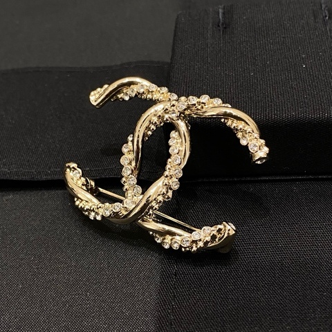 chanel 香奈兒 23B 金色 麻花 扭紋 水鑽 大雙c logo胸針 有盒子。